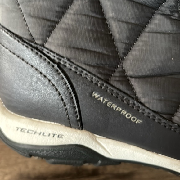 Like New Columbia techlite waterproof snowboots size 6 - Picture 5 of 7